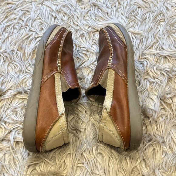 crocs Men's Walu Express Leather M Slip-On Loafer, Khaki/Walnut, 9 US - Picture 5 of 7